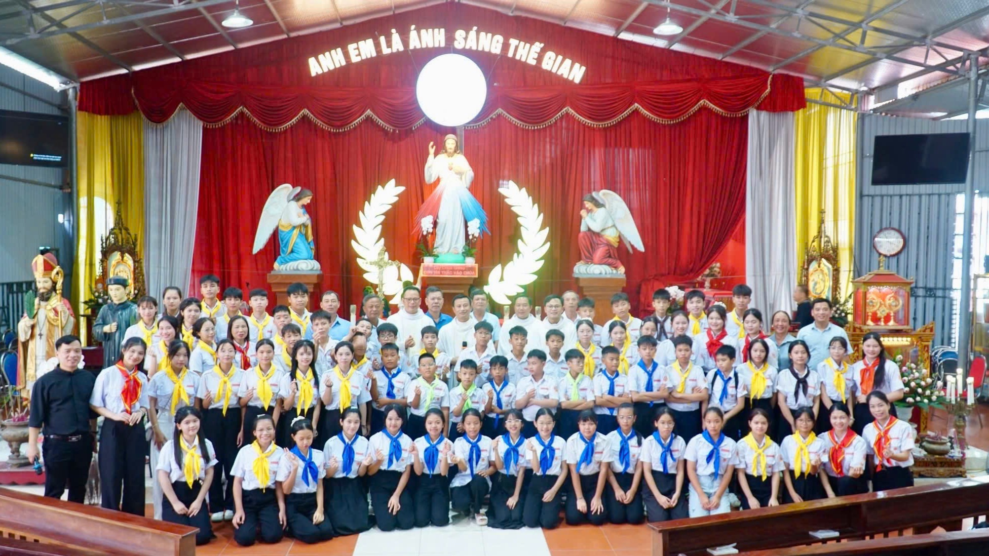 Lễ sinh và Ca đoàn Thiếu nhi Đức Maria Trinh Nữ Vương Giáo xứ Đông Xuyên hành hương Đền thánh Tử đạo Hải Dương